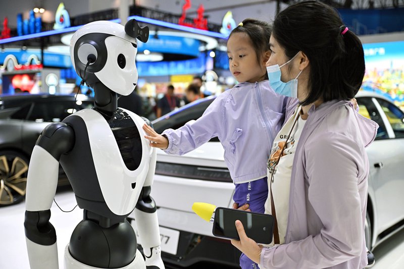 图为近日观众在消博会上与AI人形智能服务机器人互动。 新华社发