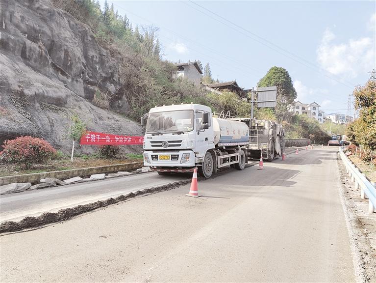 王俊达 摄←g326秀河线k101 880至k102 915段公路灾害防治工程施工