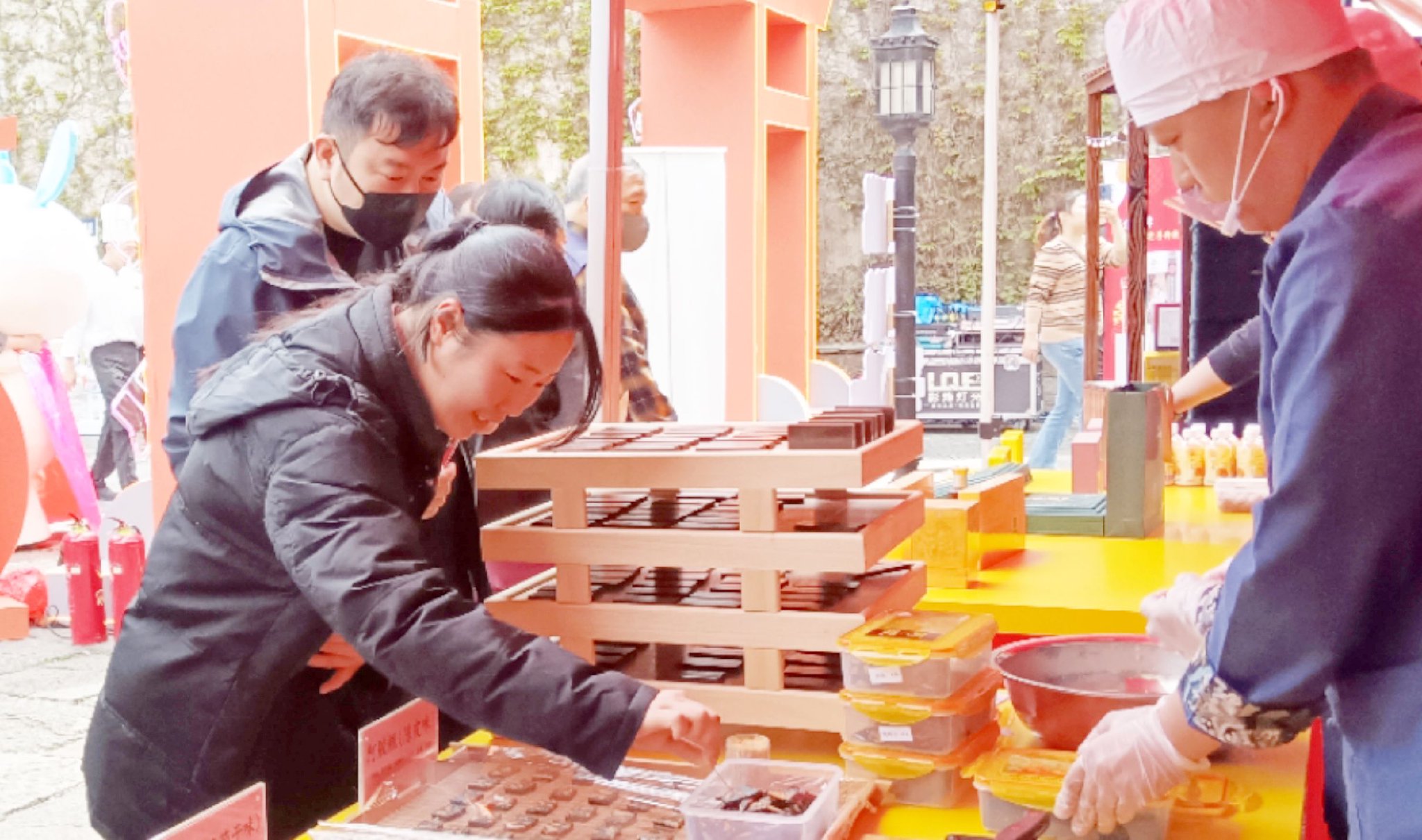 游客在健康集市品尝阿胶糕。