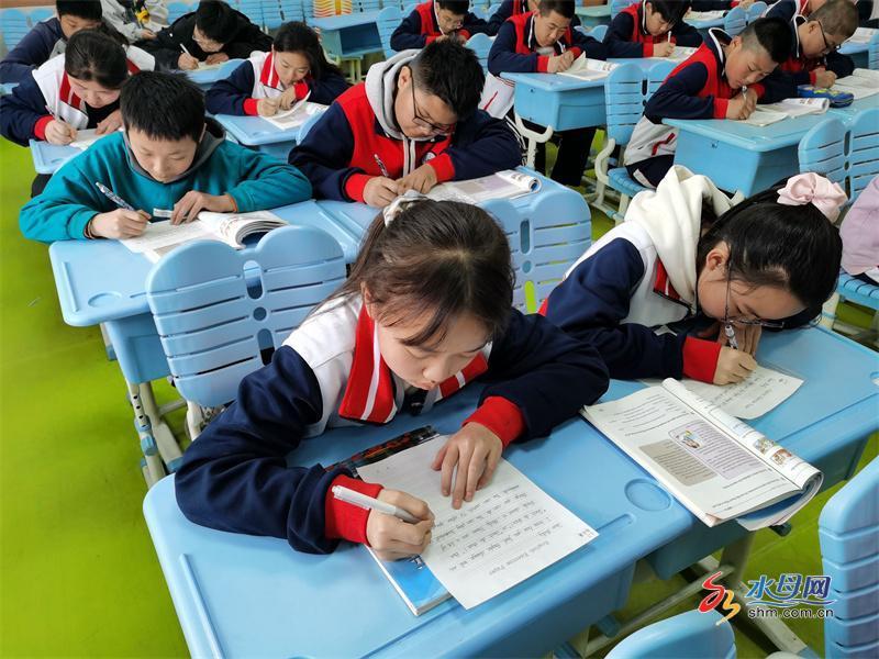 67笔墨生韵 "英字"飒爽——烟台八中第一届英文书法大赛_新浪财经