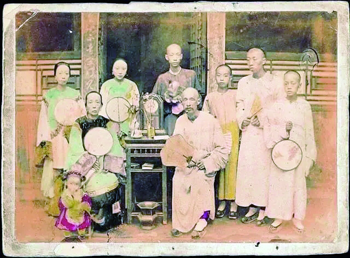任鸿隽（站立者右三）与父母、兄弟姐妹于1899年在垫江县城南门住宅前的合影