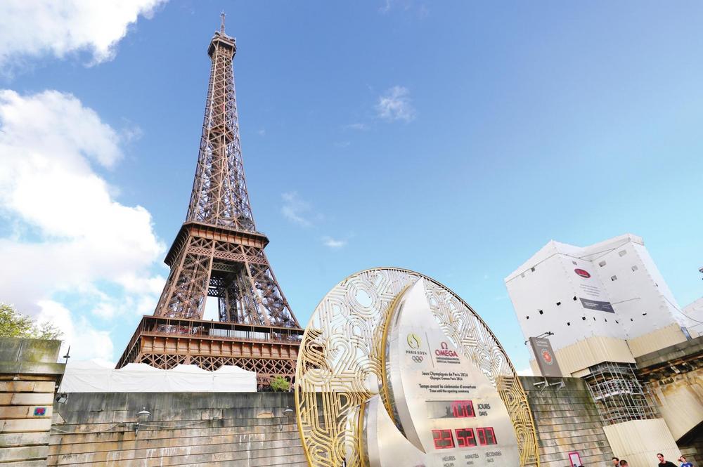 这是4月16日在法国巴黎埃菲尔铁塔脚下拍摄的奥运会倒计时牌。当日，巴黎奥运会迎来倒计时100天。 新华社记者 高静 摄