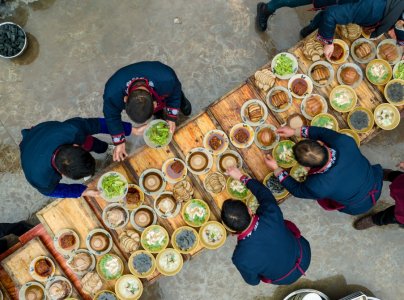 高县举行的川南请春酒民俗体验活动，大家正在准备菜品。庄歌尔摄