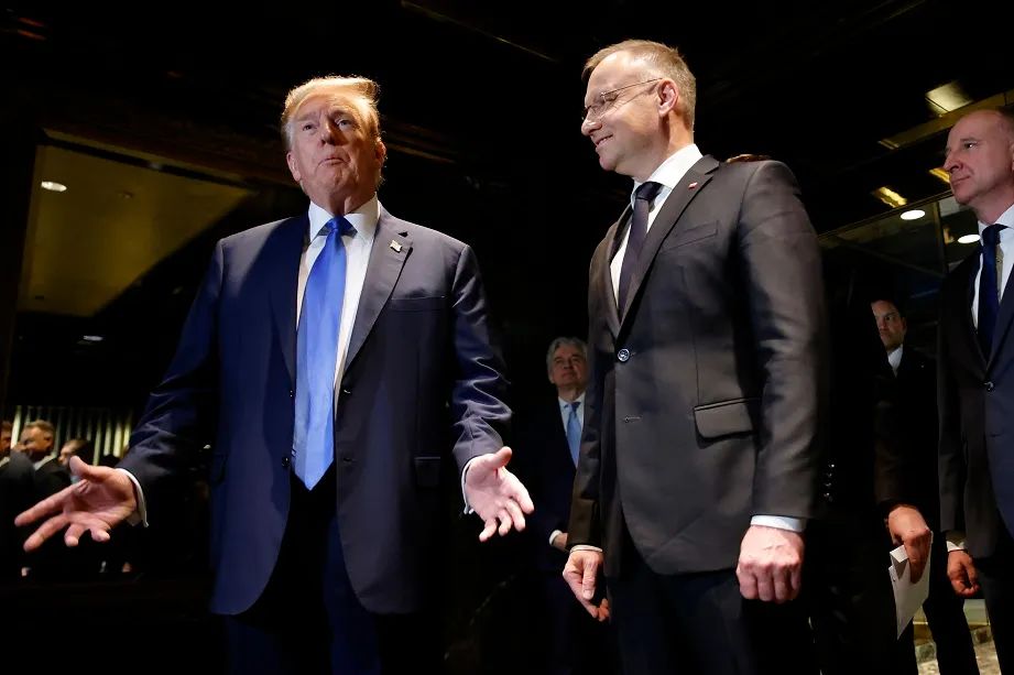 ▲4月17日，美国前总统特朗普（左）在纽约特朗普大厦会见波兰总统杜达。（美联社）