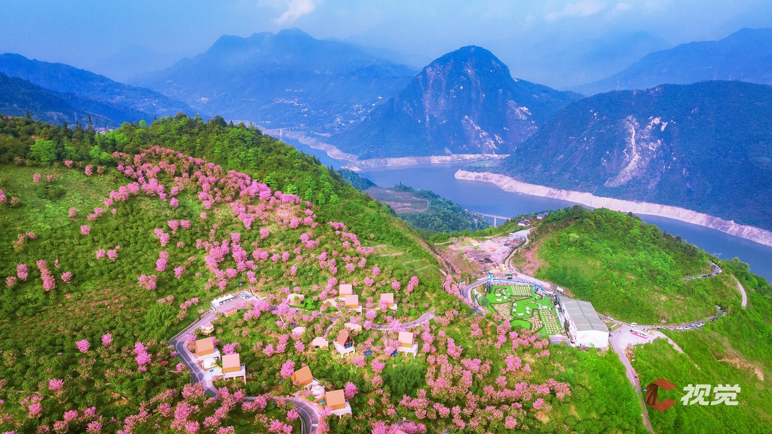 汶川县漩口镇赵公福地景区里樱花盛开樱花丛中的民宿小楼吸引了不少