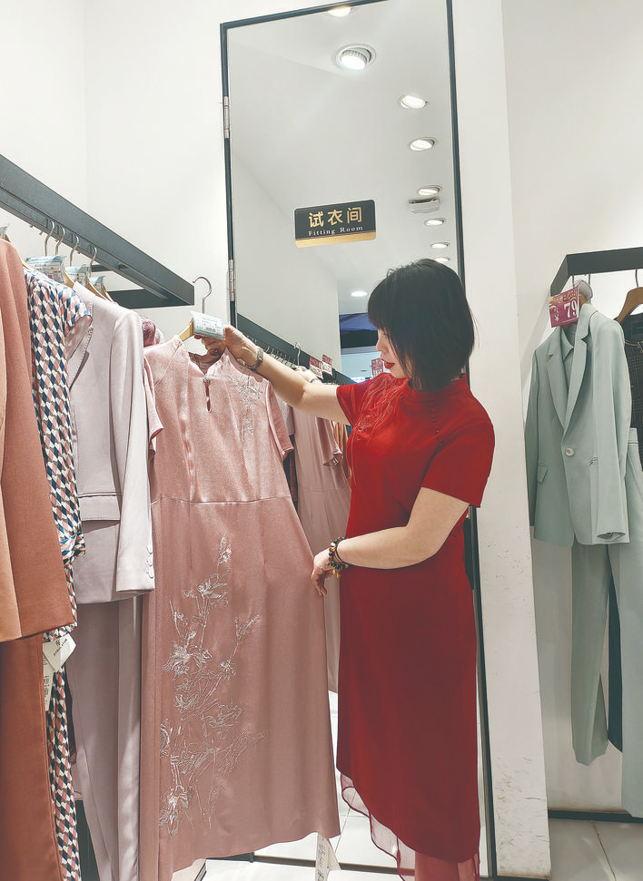 新中式服饰成消费 "新顶流"_新浪财经_新浪网