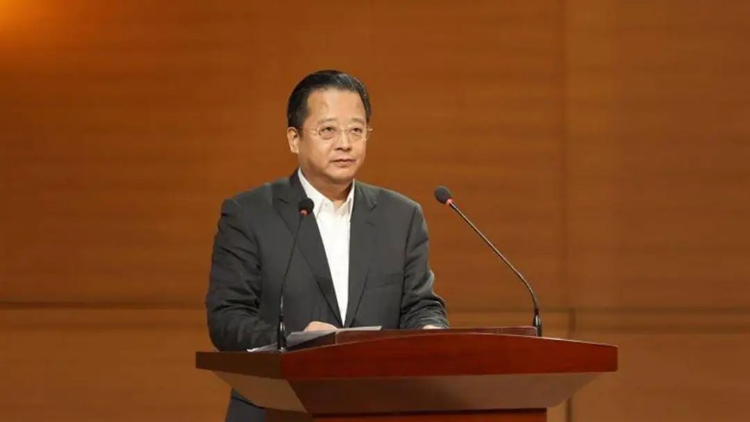 被告人董亲学利用担任铁岭农业学校党委书记,铁岭农业职业技术学院