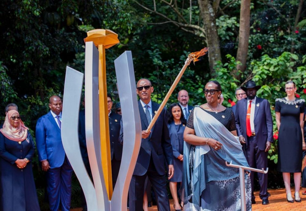 4月7日，在卢旺达基加利大屠杀纪念馆，卢旺达总统卡加梅及夫人珍妮特点燃纪念火炬。新华社发（卢旺达政府供图）