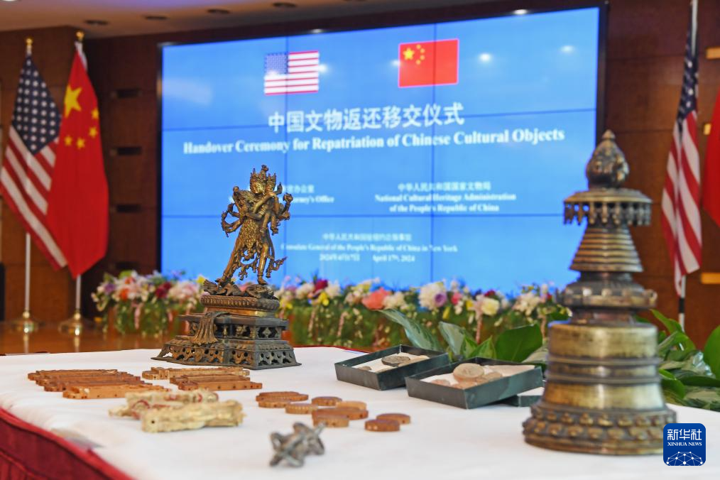 这是4月17日在美国纽约中国驻纽约总领馆拍摄的中国流失文物艺术品。新华社记者 李睿 摄
