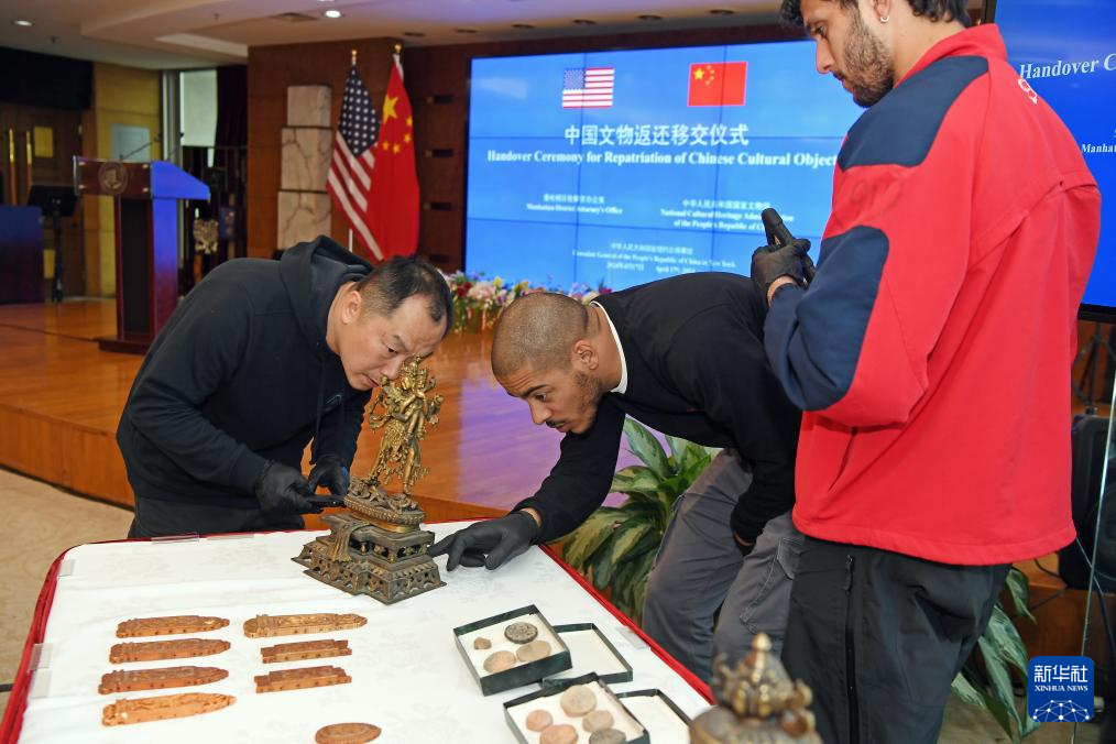 4月17日，在美国纽约中国驻纽约总领馆，工作人员点交中国流失文物艺术品。新华社记者 李睿 摄