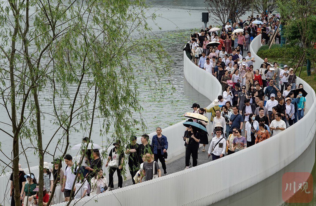 4月16日，数万名市民游客作为“世园体验官”受邀进入世园会主会场提前探园。  C视觉 王培恩 摄