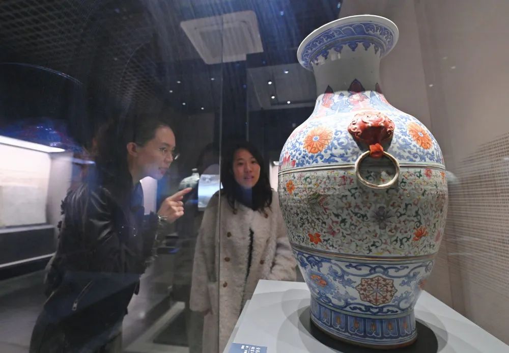 3月13日，游客在河北廊坊博物馆参观。新华社发（刘向 摄）