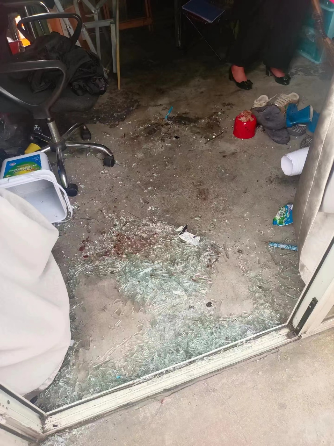 徐某令砸开岳父住处的玻璃大门 图/受访者提供