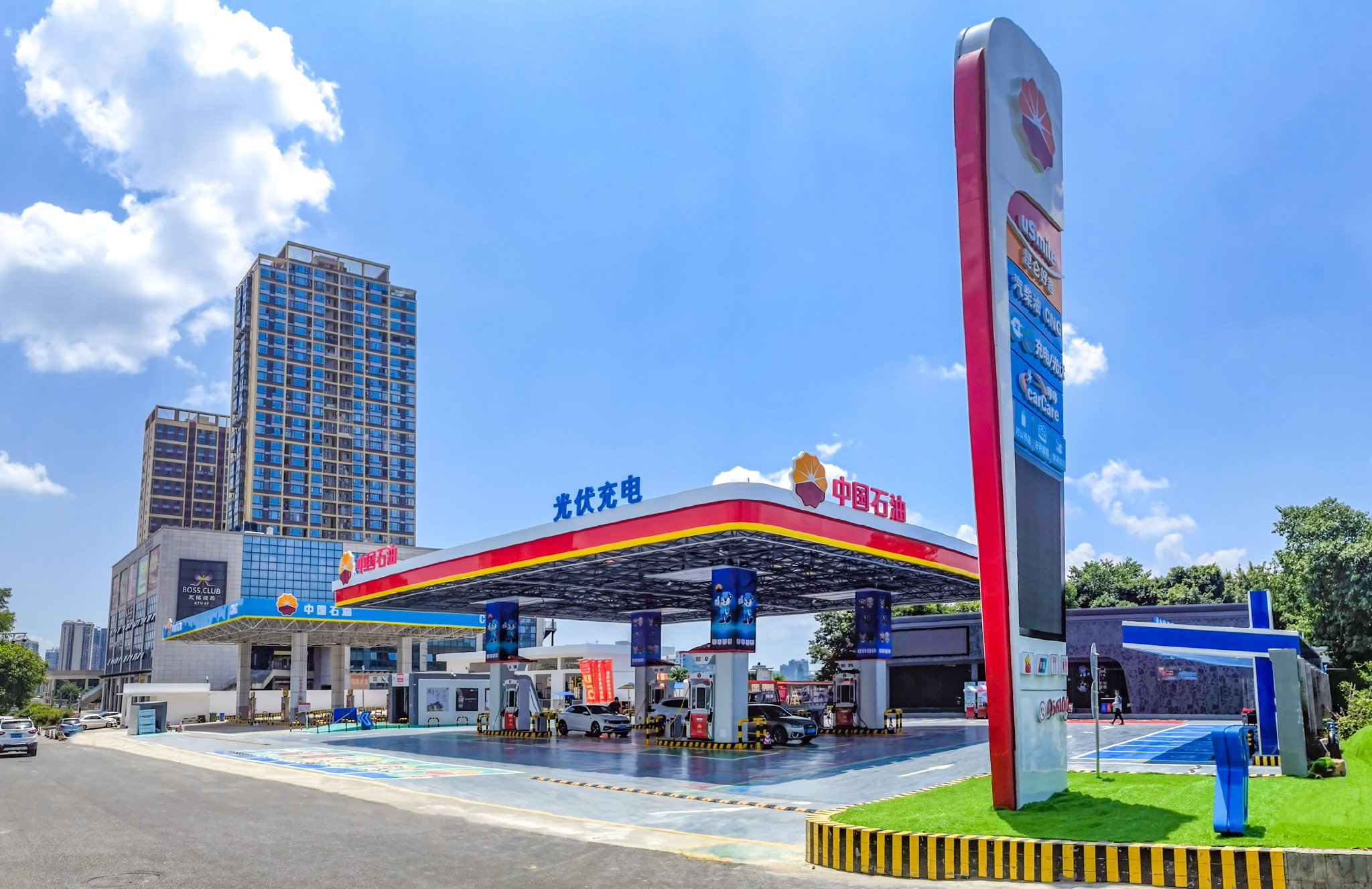 中国石油四川销售公司顺庆滨江综合能源站。 赵月 摄