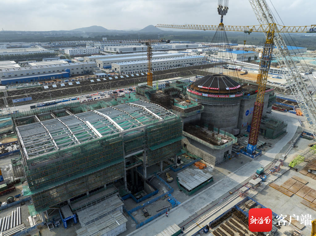 　在海南昌江核电基地，“玲龙一号”全球首堆工程正稳步推进。海南核电供图