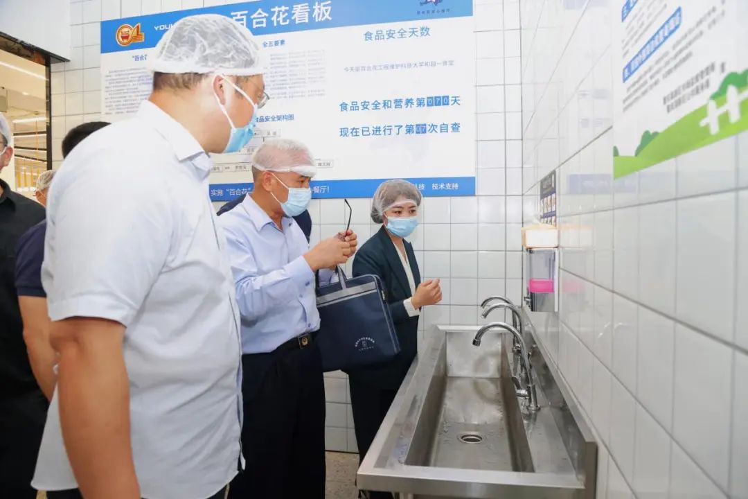 检查组对重庆科技大学食堂的清洁设备设施进行检查。