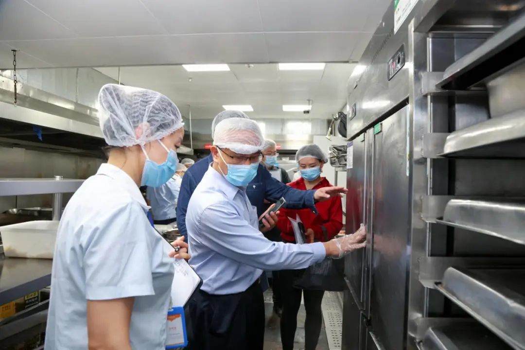 检查组对四川美术学院虎溪校区食堂进行检查。