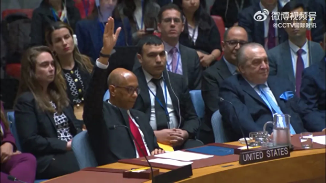 美国代表举手投出反对票。图片来源：@CCTV国际时讯视频截图