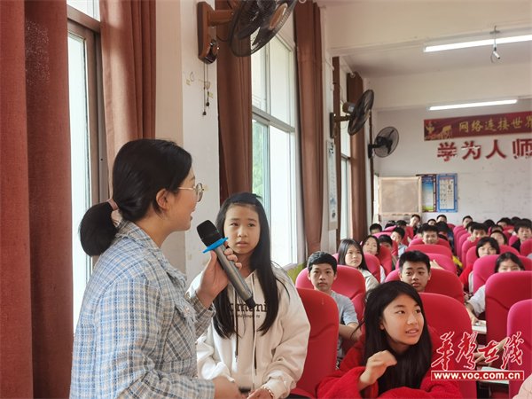 活动以"将爱进行到底"为主题,曾慧通过讲述邓中夏,华春莹及袁隆平等人