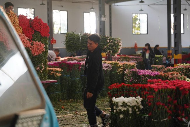 王宗堂在斗南花市采购鲜花