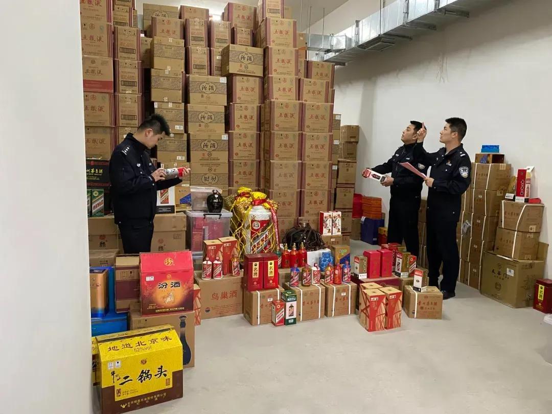 台州市涉案财物管理中心一处库房内，警方清点查获的“特供”假酒。新华社记者马剑 摄