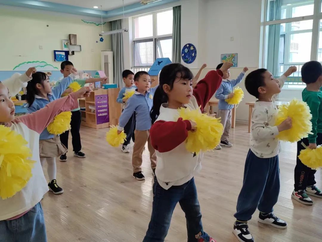 今天大家继续学习最后两节动作,加强宝贝们动作的规范化练习队列队形