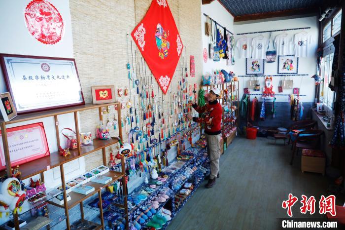 李佩奇的"石奶奶手工作坊"内,布艺刺绣产品琳琅满目.