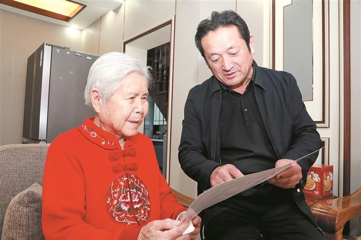4月1日，张和平（右）给母亲介绍他获得的新专利。张西安 摄