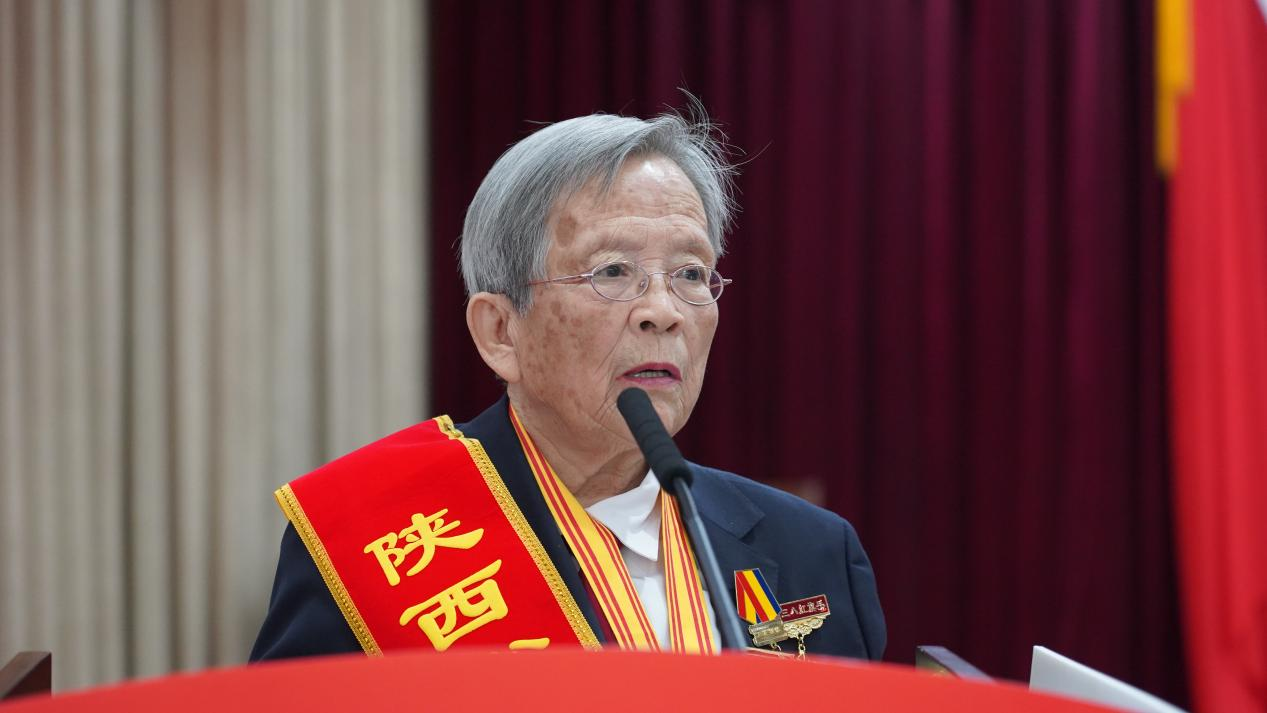 宣讲中,劳模工匠路生梅,张雷威,雷润峰,张海明,任瑞围绕《奋斗永远正