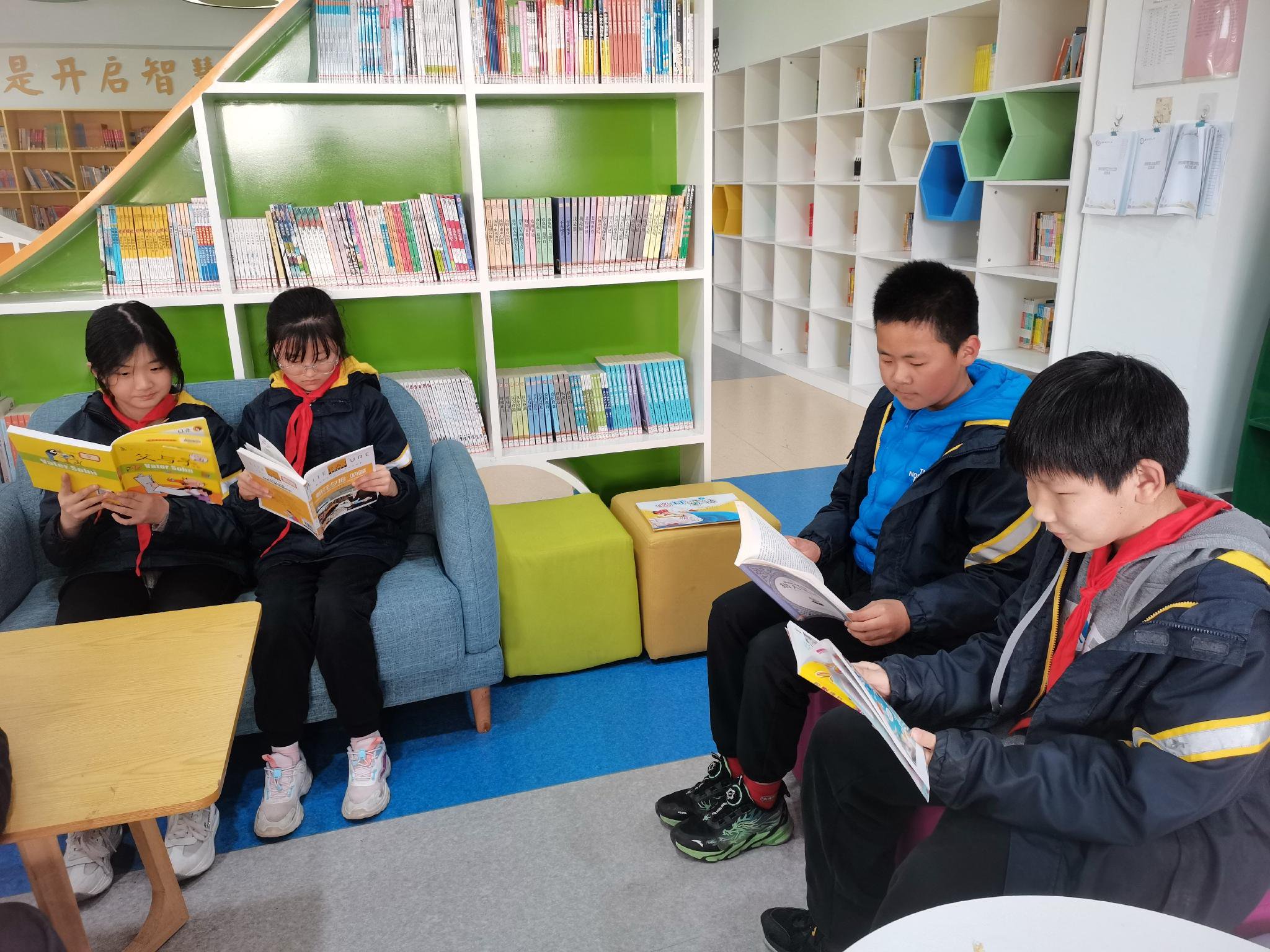 惠济区艺术小学五六年级老师指导学生阅读中外文学作品,夯实阅读习惯