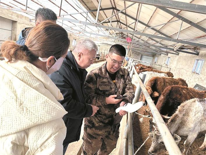 中华财险塔城分公司工作人员（右一）来到职工群众家中，了解他们的保险需求（资料图片）。