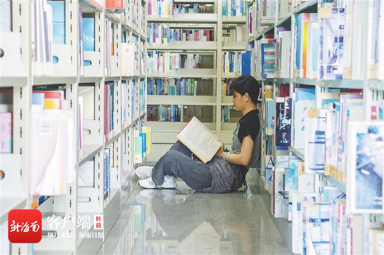 　　读者在海口市龙华区图书馆内阅读。 海南日报记者 袁琛 摄
