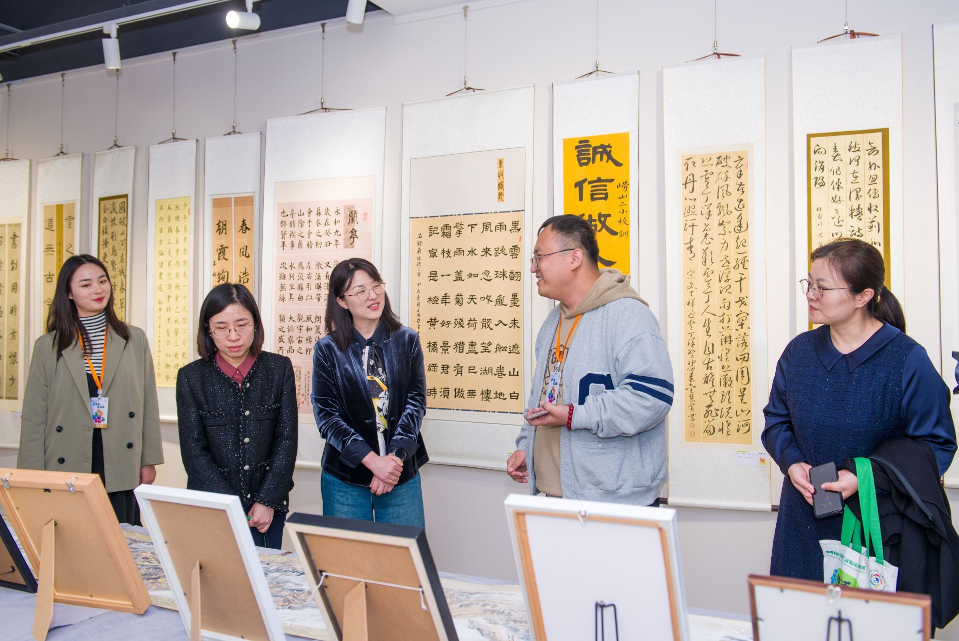 观看书法作品本次艺术成果展分为10个板块,涵盖儿童画,国画,书法,版画