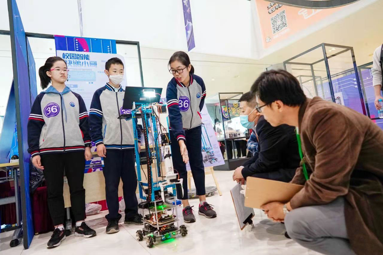 宁波鄞州区学生参加青少年电脑机器人竞赛。鄞州区教育局供图