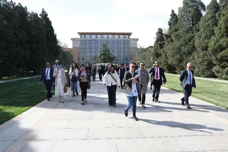 谢春涛同来校(院)参访的外国记者团座谈交流|国家行政学院_新浪财经