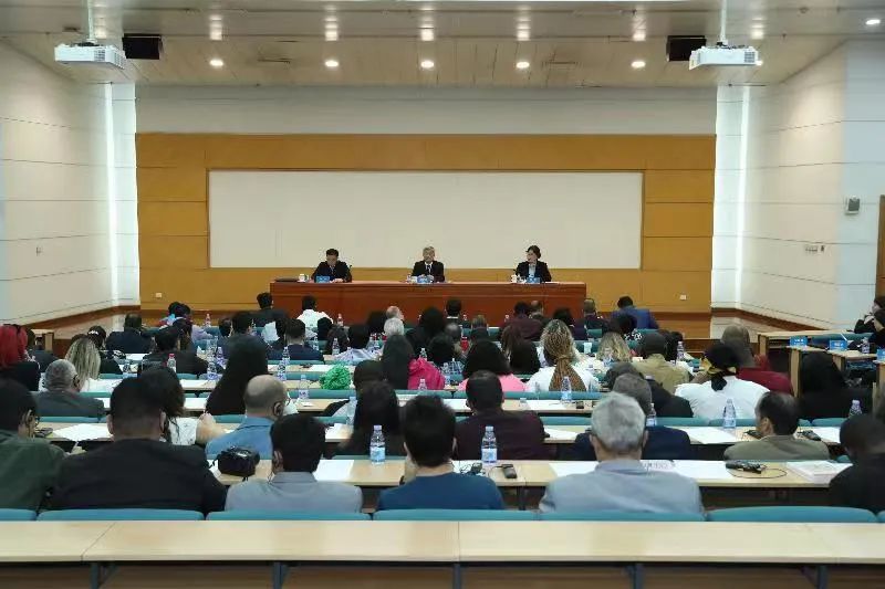 谢春涛同来校(院)参访的外国记者团座谈交流|国家行政学院_新浪财经