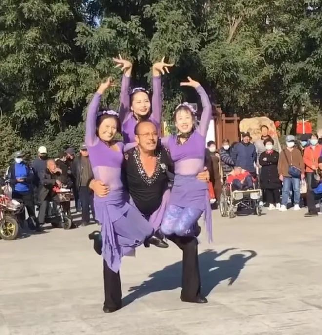 公园新玩法,大爷身上挂大妈_新浪财经_新浪网