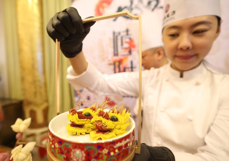 民族饭店糕点师展示精美糕点。新京报记者 王贵彬 摄
