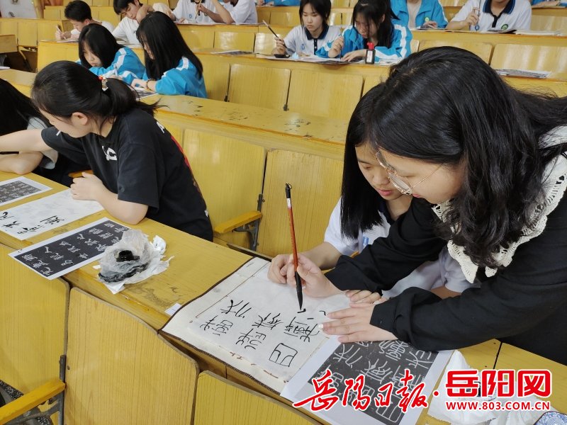 平江四中:社团"热辣滚烫"  师生"笑"除倦怠