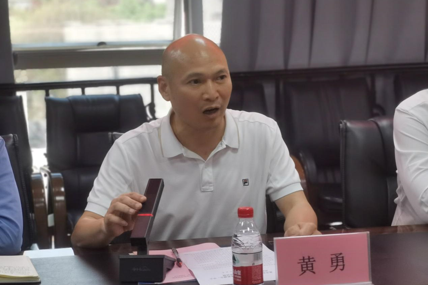 渝中区教委体卫艺科黄勇讲话.