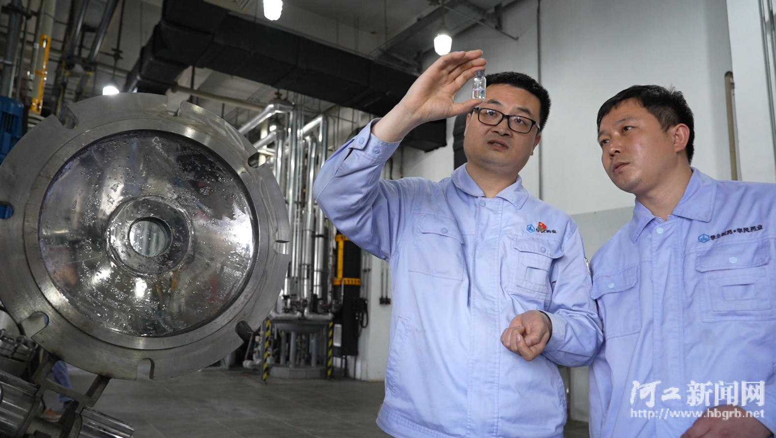 彭贺涛（左一）在生产车间为创新工作室成员讲解如何判断产品质量。