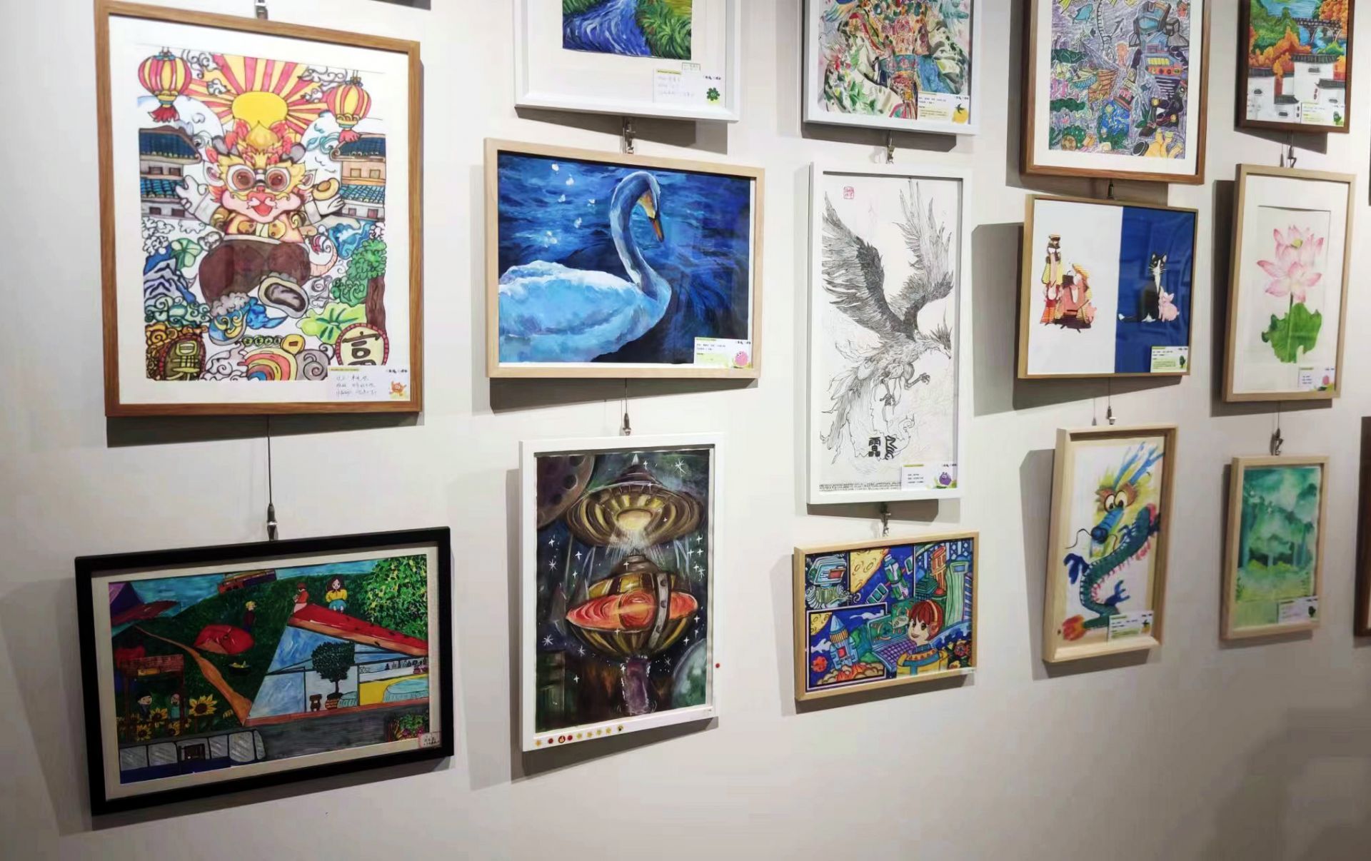 各年级艺术节的展示区域,有一年级呆萌可爱的《闪闪发光的自己》板块