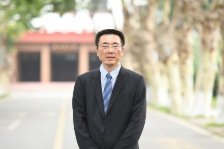 　　四川大学经济学院院长、博士生导师蒋永穆 受访者供图