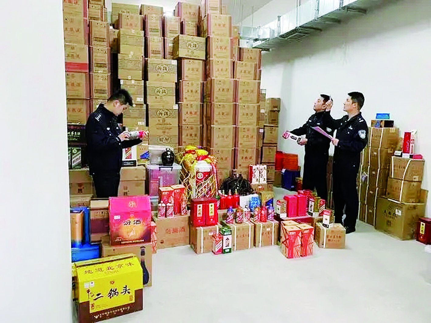 台州市涉案财物管理中心一处库房内，警方清点查获的“特供”假酒。新华社发