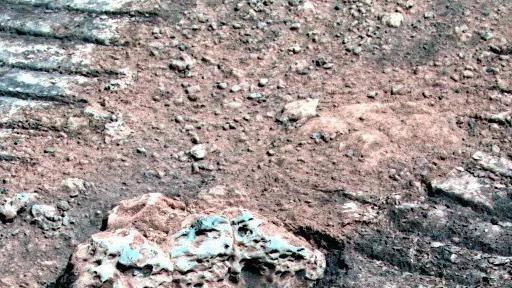 “祝融号”火星车拍下的火星岩石。图源：中国探月工程官方微信号