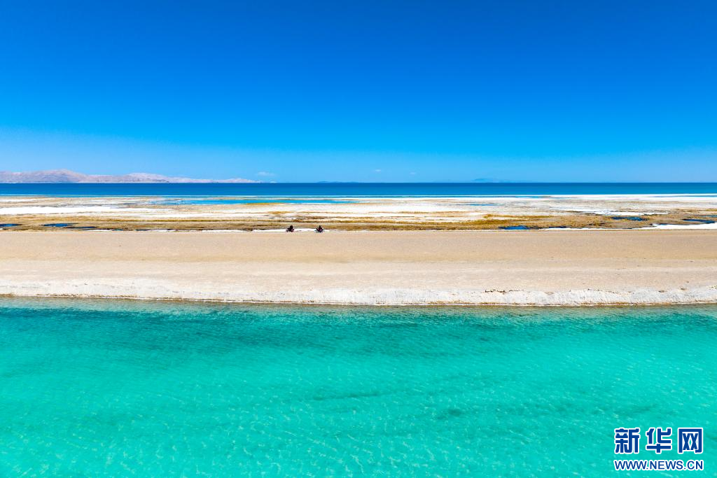 4月14日,野保员在色林错国家级自然保护区进行日常巡逻(无人机照片).