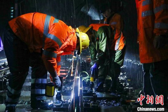 图为南铁九江桥工段共青城线路车间作业人员在昌九城际进行应力放散施工。陈果 摄