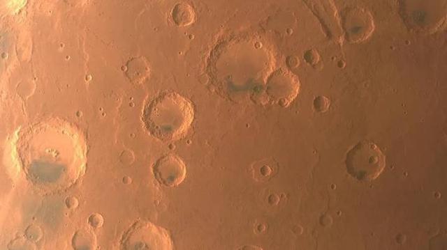 我国“天问一号”拍摄的火星阿拉伯高地撞击坑影像。图片来源中国探月工程官方微信号