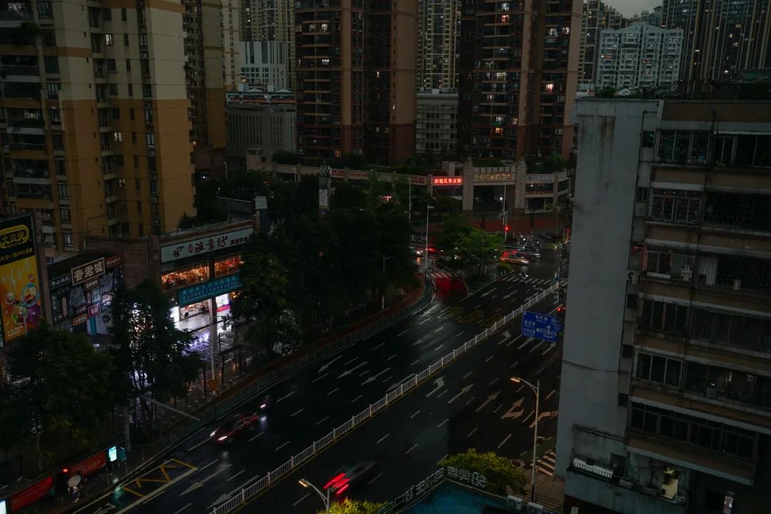 △20日，广东佛山，受强雷雨云团的影响，白昼犹如黑夜。