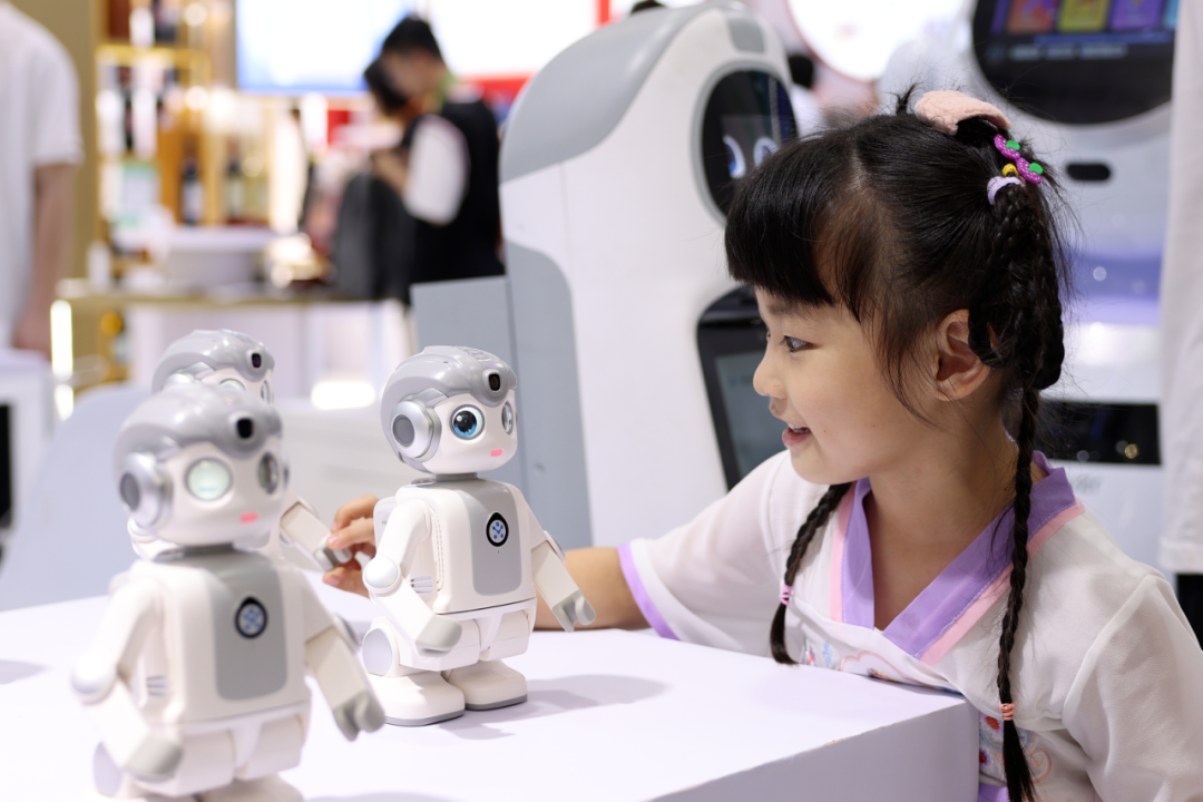 4月13日，第四届中国国际消费品博览会河北展区，观众与机器人互动。河北日报记者 许佳奇摄